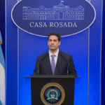 Adrián Ravier debutó como vocero: esquivó el caso Adorni y buscó pacificar la relación con el PRO